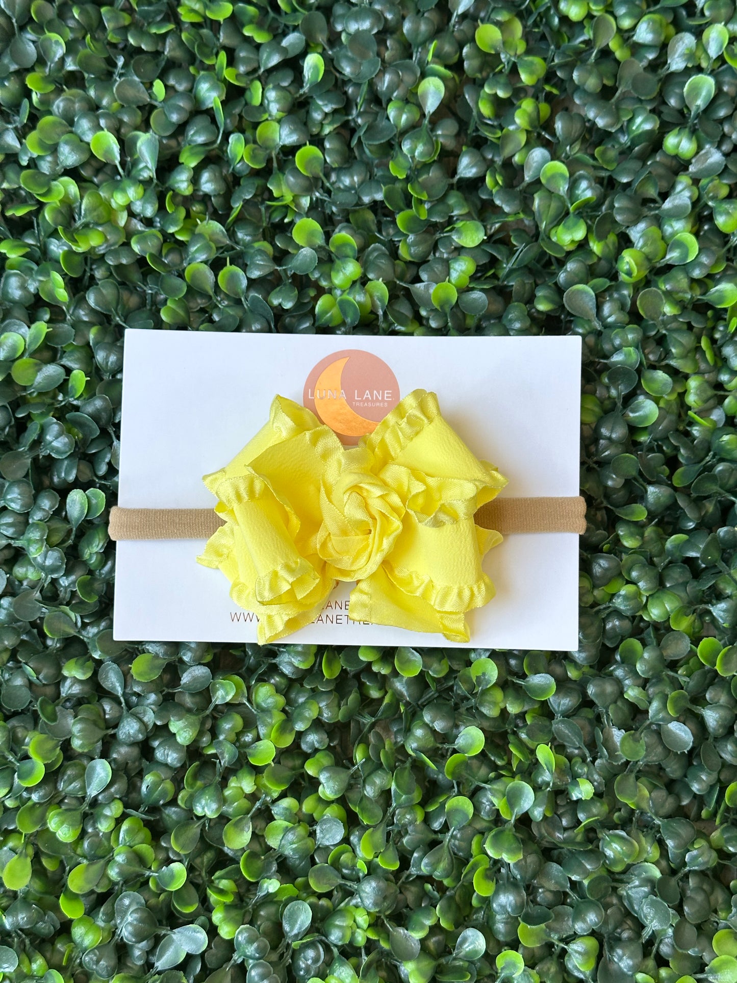 Hellgelbe klassische mittlere Rüsche