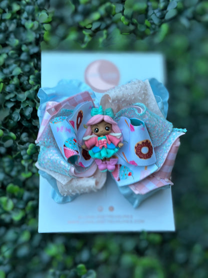  The Cupcake doll Lane Ruffle Bow is a 5 inch handmade hair bow that features layers of Grosgrain and ruffle ribbons. Perfect for girls or infants, it comes with a clay doll center attached to either an alligator clip or nylon headband. Add a fun and stylish touch to any outfit with this unique accessory.