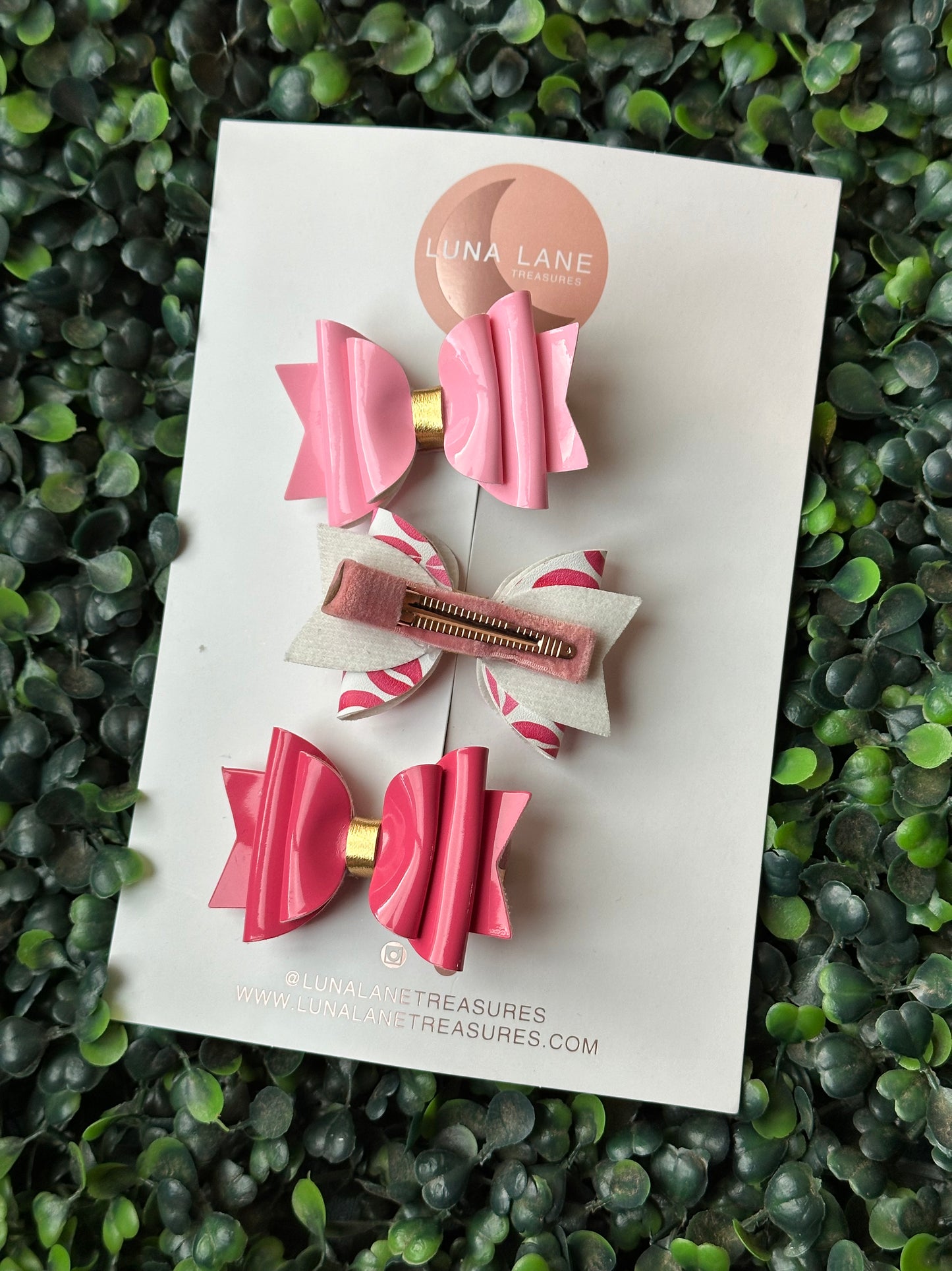  Enhance your daughter's fashion with our Pink Kisses Mini Bow Set! Each set contains 3 charming bows, each measuring 2.5 inches wide and precisely positioned on an alligator clip or nylon headband. Add a dose of adorability to any ensemble and let her exude self-assuredness. These bows add a touch of charm to any outfit, with each bow measuring 2.5 inches wide and securely attached to either an alligator clip or nylon headband. Guaranteed to make your daughter radiate confidence and style.