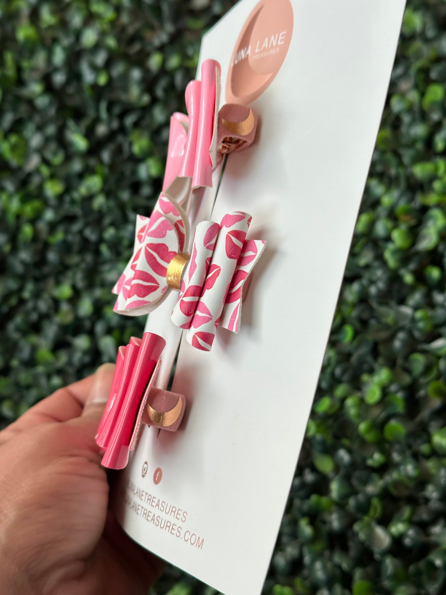  Enhance your daughter's fashion with our Pink Kisses Mini Bow Set! Each set contains 3 charming bows, each measuring 2.5 inches wide and precisely positioned on an alligator clip or nylon headband. Add a dose of adorability to any ensemble and let her exude self-assuredness. These bows add a touch of charm to any outfit, with each bow measuring 2.5 inches wide and securely attached to either an alligator clip or nylon headband. Guaranteed to make your daughter radiate confidence and style.